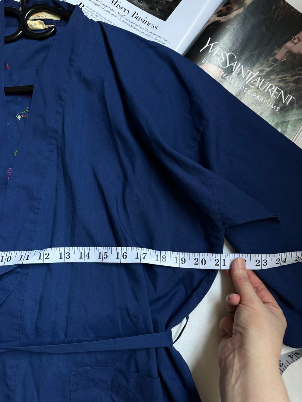 3/50$Embroidered Navy Kimono Robe / Vintage Robe - Picture 11 of 13